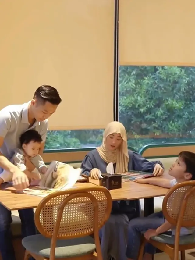 6 Potret Larissa Chou Buka Puasa Bareng Suami dan Anak, Momen Bahagia Keluarga