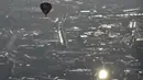 Salah satu balon udara terlihat mengudara saat mengikuti Bristol International Balloon Fiesta ke 37  di Inggris, Jumat (7/8/2015). Festival balon terbesar di eropa ini berlangsung selama empat hari.  (REUTERS/Toby Melville)