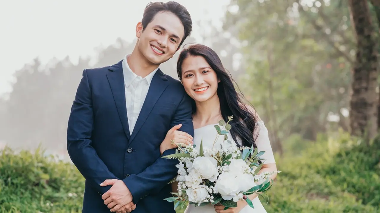 pasangan bahagia menikah