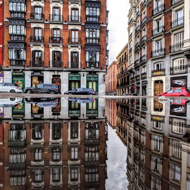 8 Jepretan Suasana Kota di Genangan Air Ini Unik, Terlihat Bak Lukisan