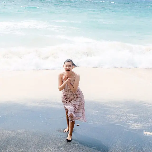 6 Potret Terbaru Hanna Sutiono Eks JKT48 Saat Liburan ke Pantai Ini Menawan