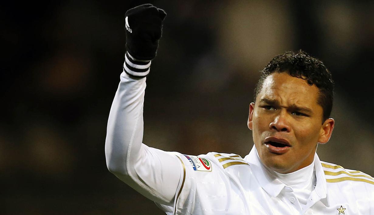 Striker AC Milan, Carlos Bacca, merayakan gol yang dicetaknya ke gawang Torino pada laga Liga Italia di Stadion Grande Torino, Italia, Senin (16/1/2017). Kedua tim bermain imbang 2-2. (AFP/Marco Bertorello)