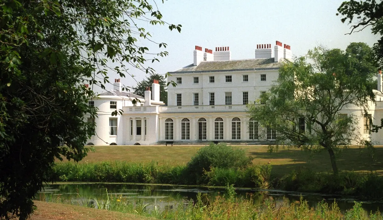 Untuk pesta pernikahannya, undangan pun berkurang menjadi 200 orang saja. Pesta tersebut pun akan diadakan di Frogmore House. (The Royal Family)