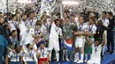 Para pemain Real Madrid merayakan gelar juara Liga Champions ke-13 usai mengalahkan Liverpool di Stadion Olimpiyskiy, Kiev, Sabtu (26/5/2018). Madrid menang 3-1 atas Liverpool. (AP/Darko Vojinovic)