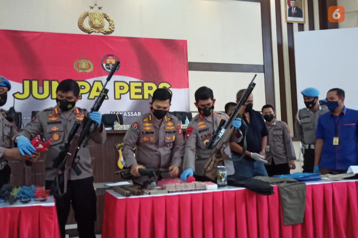 Barang bukti para terduga teroris yang ditangkap di Sulsel (Liputan6.com/Fauzan)