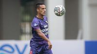 Gelandang Persita Tangerang, Raphael Maitimo mengontrol bola saat melawan Bali United dalam laga pekan ke-4 BRI Liga 1 2021/2022 di Stadion Pakansari, Bogor, Jumat (24/09/2021). Persita kalah 1-2. (Bola.com/Bagaskara Lazuardi)