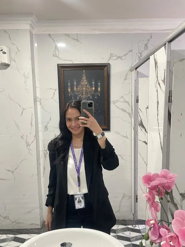 Potret Ersa Mayori Kuliah S2 di Usia 42 Tahun, Tampil dengan Gaya Fashionable