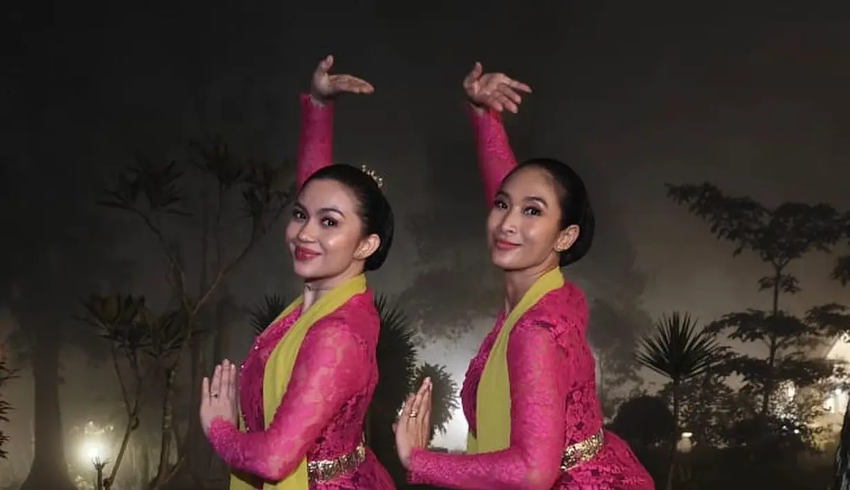 Keduanya mengenakan kebaya pink rancangan Didiet Maulana, dipadu kain batik bernuansa merah muda dan cokelat sebagai rok, dan selendang panjang berwarna kuning polos. Tambahan belt emas di bagian pinggang menambahkan nuansa mewah seorang Putri Keraton pada penampilan keduanya. [Foto: Instagram/happysalma]