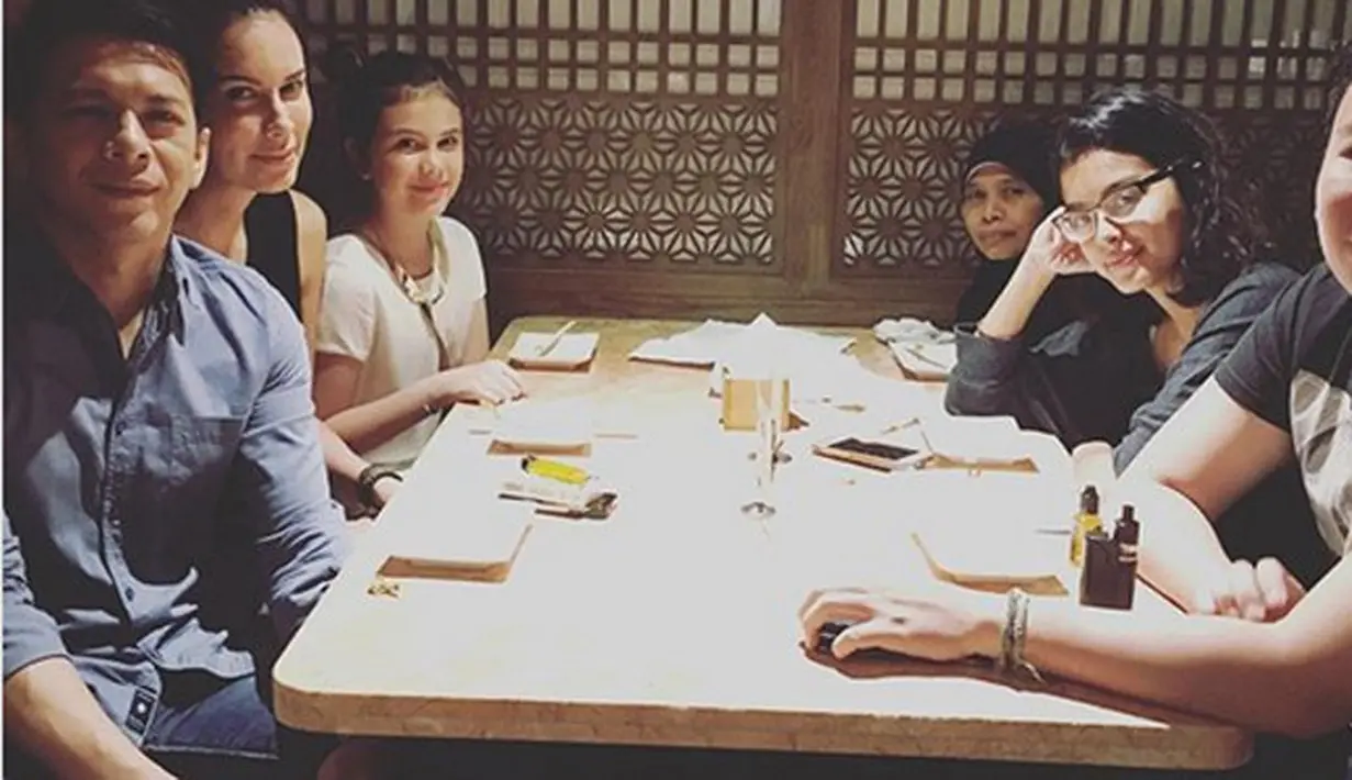 "Saya juga kan nggak kerja tiap hari. Ada kalanya satu minggu itu penuh di rumah. Saya orangnya nggak gaul juga, jadi kalau misalnya nggak kerja saya full di rumah, nggak kemana-mana," ujar Sophia Latjuba. (Instagram/manuellaaziza)