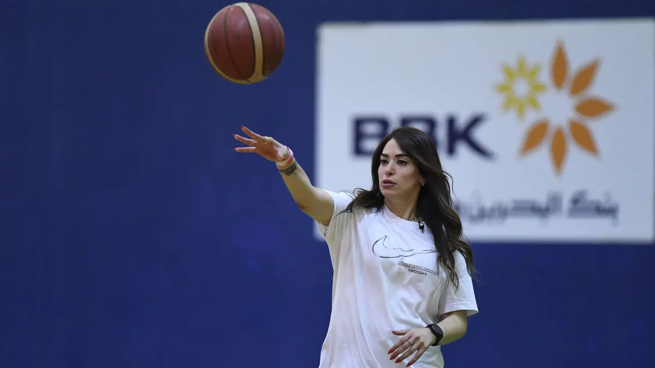 Foto: Cantiknya Fatima Reyadh, Asisten Pelatih Wanita untuk Klub Basket Al Najma