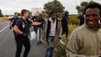 Polisi Perancis mengusir para imigran yang berusaha memasuki kawasan Channel Tunnel di Frethun, Calais, Perancis (3/8/2015). Pada malam hari imigran masuk keterowongan rel bawah laut yang menghubungkan Perancis dan Inggris. (REUTERS/Pascal Rossignol)