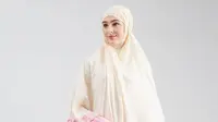 Cara memilih mukena berbahan dasar rayon agar pas dan nyaman untuk dipakai beribadah (hijabenka.com).