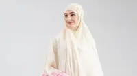 Mukena Rayon Nyaman &amp; Elegan, Begini Cara Memilihnya untuk Lebaran 2025