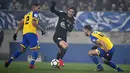 Edinson Cavani (twngah) berusaha melewati adangan pemain dua pemain Sochaux pada laga Piala Prancis di  Auguste Bonal stadium, Sochaux, (6/2/2018). PSG menang 4-1. (AFP/Patrick Hertzog)