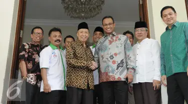 Calon Gubernur DKI Jakarta nomor urut tiga, Anies Baswedan bersalaman dengan mantan Wakil Presiden RI Hamzah Haz yang juga merupakan tokoh PPP saat melakukan kunjungannya, Jakarta, Rabu (16/11). (Liputan6.com/Helmi Affandi)