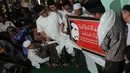 Usai sholat jumat, calon Presiden  pasangan nomor urut dua Joko Widodo menerima cinderamata dari pimpinan Pondok Pesantren Al Muayyad (Liputan6.com/Herman Zakharia)