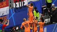 Pemain Belanda, Xavi Simons, nomor punggung 7, melakukan selebrasi setelah mencetak gol ke gawang Timnas Inggris, pada laga semifinal Euro 2024, di Stadion BVB, Dortmund. (AFP / Ina Fassbender)