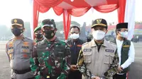 Pangdam V Brawijaya Mayjen TNI Suharyanto bersama Wagub Jatim Emil Dardak. (Dian Kurniawan/Liputan6.com)