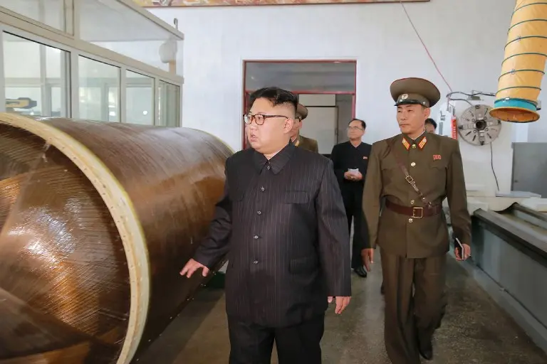 Foto Ini Menguak Detil Rencana Baru Program Nuklir Korea Utara (STR / KCNA VIA KNS / AFP)