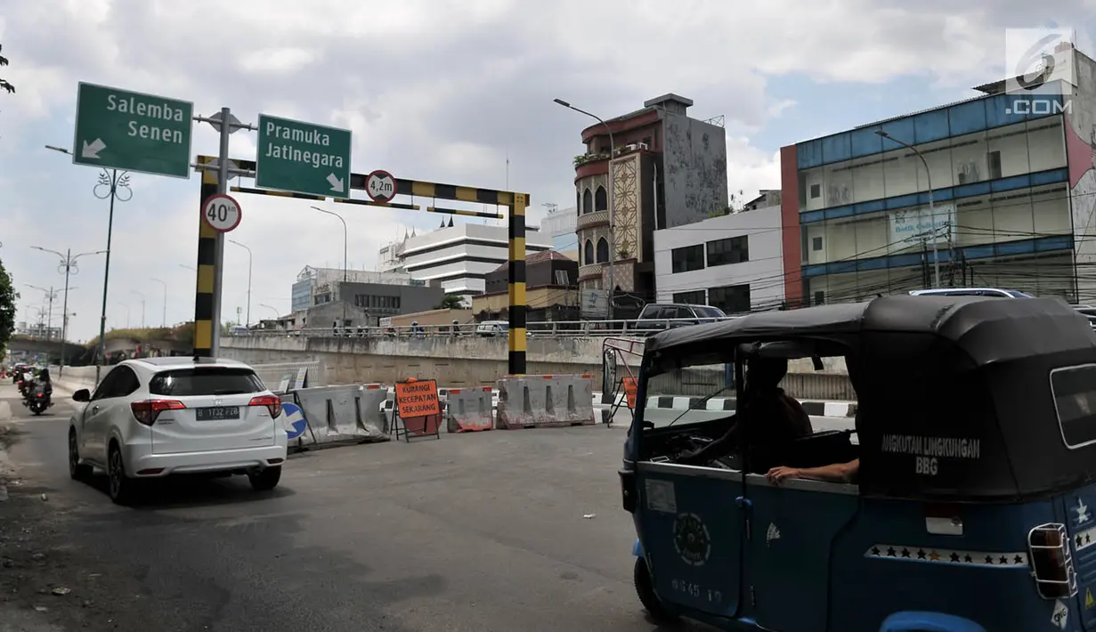 Kendaraan melintas di dekat pintu masuk Underpass Matraman, Jakarta, Minggu (1/4). Underpass yang mengarah ke Jalan Pramuka dan Matraman Raya tersebut diharapkan dapat mengurai kemacetan, terutama pada jam pulang kerja. (Merdeka.com/Iqbal S Nugroho)