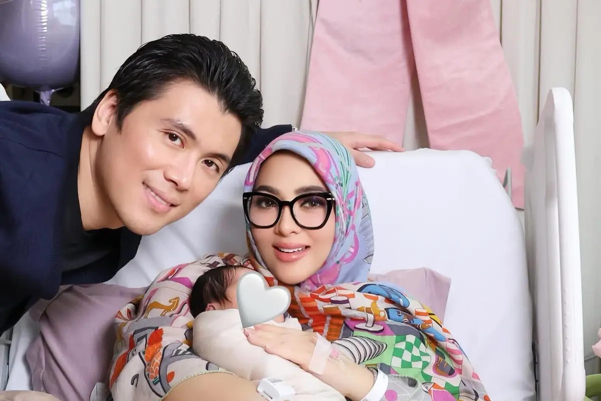 7 Potret Syahrini Unggah Momen Bareng Buah Hati, Bikin Netizen Penasaran