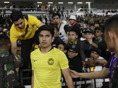 Menpora Malaysia, Syed Saddiq Syed Abdul Rahman, harus dievakuasi akibat kerusuhan saat sedang menonton laga Kualifikasi Piala Dunia 2022 melawan Timnas Indonesia. (Bola.com/Vitalis Yogi Trisna)