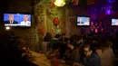 Pendukung Partai Demokrat terlihat serius menyaksikan debat Capres AS Donald Trump dan Hillary Clinton di Sebuah Restoran di Meksiko, (19/10). Debat kali ini menjadi pertarungan terakhir keduanya jelang Pemilu di AS. (AFP Photo/Yuri Cortez)
