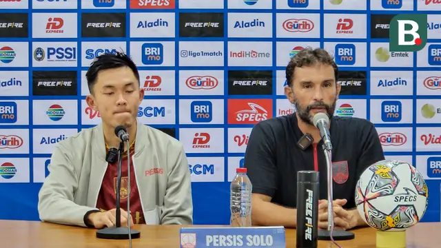 Pelatih Persis Solo, Leonardo Medina (kanan)