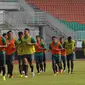 Sejumlah pemain berlari jelang mengikuti seleksi timnas Indonesia tahap pertama di Stadion  Pakansari, Kab Bogor, Selasa (9/8/2016). Timnas Indonesia bakal berlaga di AFF Cup 2016, 19 November  hingga 17 Desember mendatang. (Liputan6.com/Helmi Fithriansya