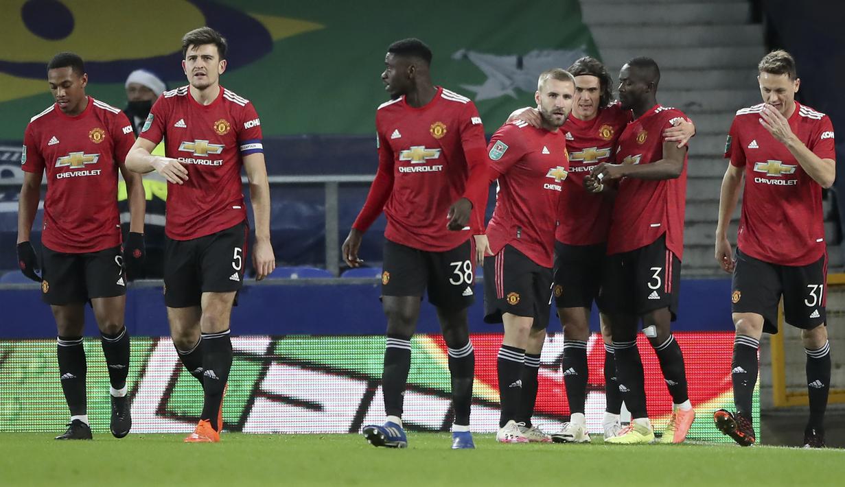 Para pemain Manchester United merayakan gol yang dibuat striker Edinson Cavani ke gawang Everton dalam laga perempatfinal Piala Liga Inggris Carabao Cup di Goodison park, Rabu (23/12/2020). Manchester United menang 2-0 atas Everton. (AP/Nick Potts/Pool)