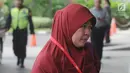 Ekspresi Panitera Pengganti PN Tangerang Tuti Atika saat akan menjalani pemeriksaan di gedung KPK, Jakarta, Selasa (24/4). Tuti Atika diduga aktif berperan mendekati Hj Momoh sampai menunda jadwal pembacaan putusan. (Merdeka.com/Dwi Narwoko)