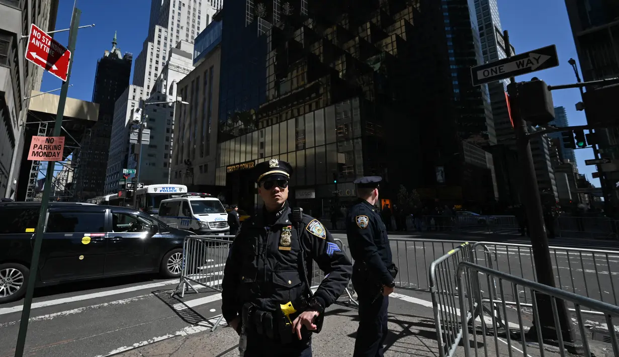 Polisi New York telah memasang barikade di sekitar Trump Tower untuk mengantisipasi penyerahan diri mantan Presiden Donald Trump kepada pihak berwenang pada minggu ini. (Photo by Ed JONES / AFP)