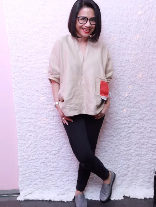 Penyanyi yang biasa disapa Uthe ini sedikit membocorkan tema album barunya. Dengan tema 'Simfoni Dari Hati' Uthe yakin bahwa lirik-lirik menyentuh hati, masih disukai semua kalangan masyarakat. (Galih W. Satria/Bintang.com)