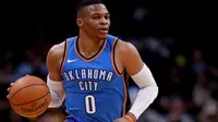 Bintang Oklahoma City Thunder, Russell Westbrook, mencetak 20 poin saat timnya mengalahkan Denver Nuggets 96-86 pada laga pramusim NBA 2017/2018 di Pepsi Center, Denver, Selasa (10/10/2017). (Bola.com/Twitter/NBA)