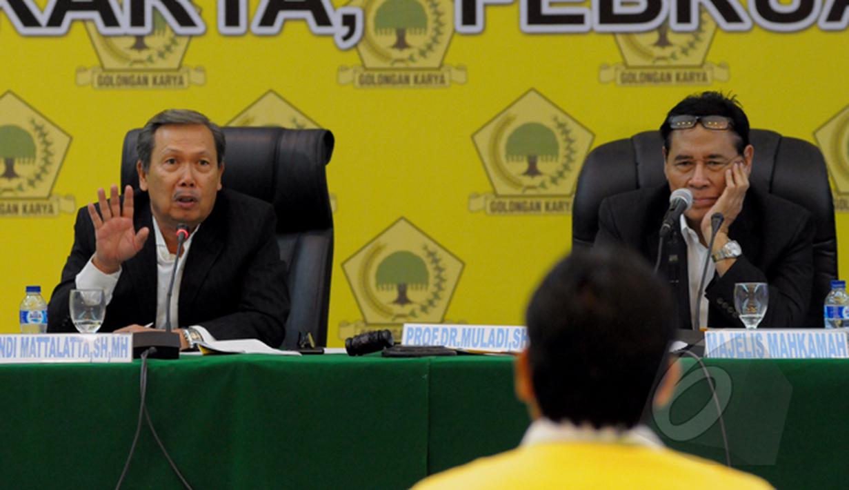 Ketua Majelis Hakim Mahkamah Partai Golkar Muladi mendengarkan keterangan saksi pada sidang di Kantor DPP Partai Golkar, Jakarta, Rabu (25/2). Sidang digelar untuk mendamaikan dua kubu yang berbeda di tubuh Partai Golkar. (Liputan6.com/Andrian M Tunay)