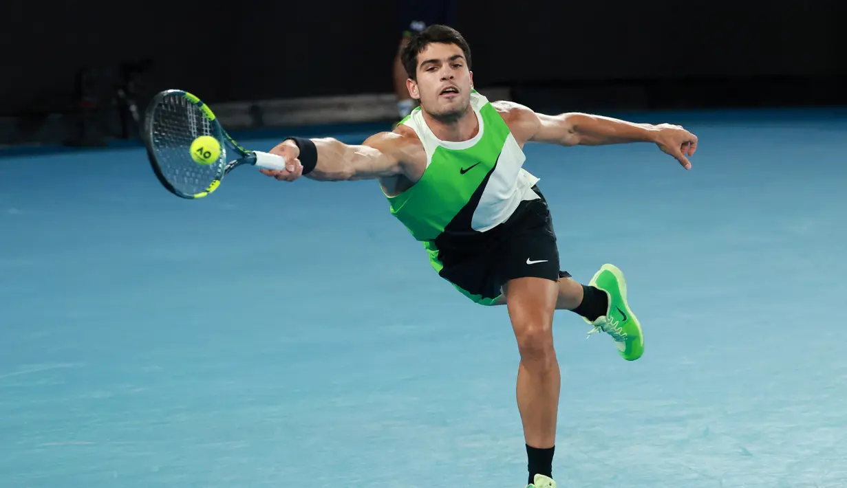 Aksi Carlos Alcaraz pada partai final Australian Open 2026 melawan Novak Djokovic dalam laga sengit yang dilangsungkan di Melbourne Park pada (1/2/2026) sore WIB. (AFP/David Gray)