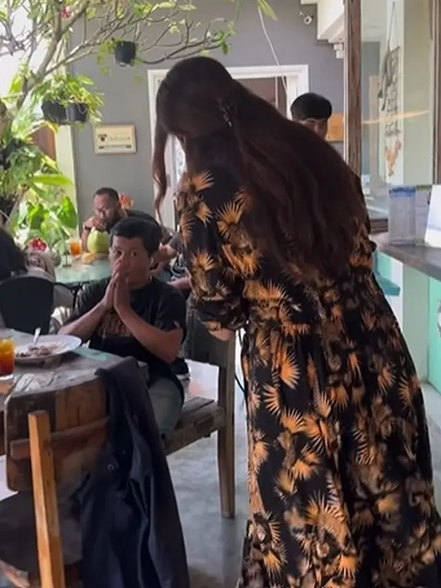 Tamara Bleszynski sapa pembeli (Instagram/tamarableszynskiofficial)