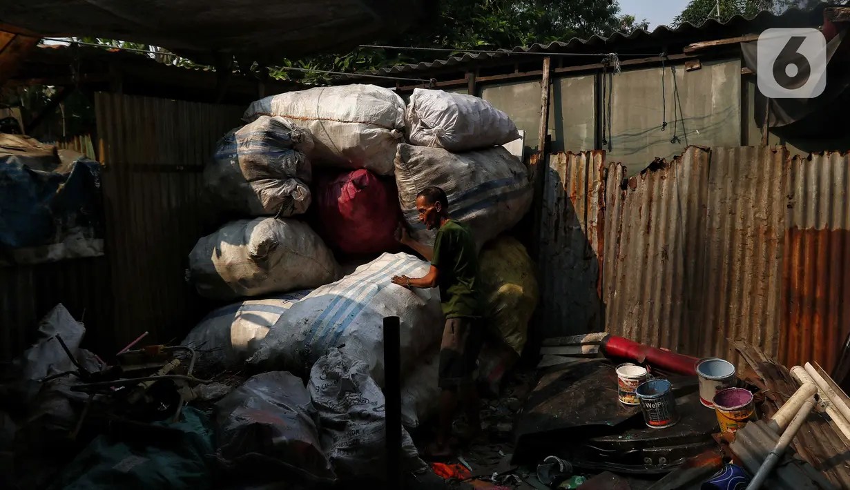 Perempuan asal Pacitan ini bekerja di lapak tersebut dengan bayaran 1.000 rupiah per.kilo dari hasil menyortir botol plastik. (Liputan6.com/Angga Yuniar)