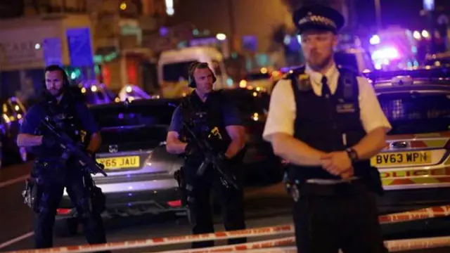 Van tabrak pejalan kaki di London