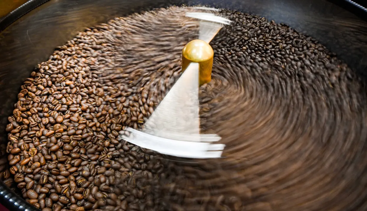 Rencana pengenaan tarif impor oleh Amerika Serikat kepada Indonesia sebesar 32 persen kemungkinan akan berimbas pada industri kopi Nusantara. (CHAIDEER MAHYUDDIN/AFP)