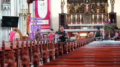 Polisi dari berbagai unsur melakukan sterilisasi di Katedral Bunda Maria Diangkat ke Surga atau Gereja Katedral Jakarta, Selasa (23/12/2025). Tampak dalam foto, personel dari regu penjinak bom kepolisian Indonesia memeriksa deretan kursi di dalam gereja selama operasi keamanan menjelang perayaan Natal di Katedral Bunda Maria Diangkat ke Surga atau Gereja Katedral Jakarta, Selasa 23 Desember 2025. (AP Photo/Tatan Syuflana)