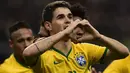 Gelandang Brasil, Oscar merayakan selebrasi usai mencetak gol ke gawang Prancis saat laga persahabatan di Stade de France, Prancis, Jumat (27/3/2015 ). Brasil menang 3-1 atas Prancis. (AFP PHOTO/Franck Fife)