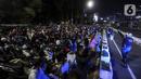 Polisi membubarkan kerumunan warga saat perayaan malam Tahun Baru di Jakarta, Jumat (31/12/2021). Polda Metro Jaya melakukan pengendalian mobilitas Crowd Free Night (malam bebas keramaian) dengan membubarkan warga yang nekat keluar rumah dan tidak mematuhi aturan. (Liputan6.com/Johan Tallo)