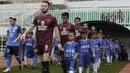 Sejumlah anak-anak dari suporter PSM Makassar menjadi pendamping saat laga Piala AFC melawan Home United di Stadion Pakansari, Bogor, Selasa (30/4). Kesempatan ini diberikan oleh Allianz sebagai salah satu sponsor. (Bola.com/Yoppy Renato)