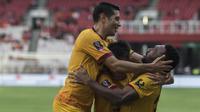 Pemain Sriwijaya FC, Patrich Wanggai dan Esteban Vizcarra, merayakan gol ke gawang PSMS Medan pada perebutan tempat ketiga Piala Presiden di SUGBK, Jakarta, Sabtu (17/2/2018). PSMS kalah 0-4 dari Sriwijaya. (Bola.com/Vitalis Yogi Trisna)