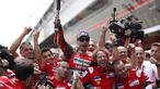 Pebalap Ducati, Jorge Lorenzo, melakukan selebrasi usai menjuarai MotoGP 2018 di Sirkuit Catalunya, Spanyol, Minggu (17/6/2018). Lorenzo menjadi yang tercepat dengan catatan waktu 40 menit 13,566 detik. (AP/Eric Alonso)