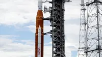 Roket NASA untuk misi Artemis 1 terlihat setelah batal diluncurkan dari Launch Pad 39B, Kennedy Space Center, Cape Canaveral, Florida, Amerika Serikat, 29 Agustus 2022. Artemis dan Apollo adalah dewa-dewi kembar di mitologi Yunani. NASA menunda peluncuran roket Artemis dengan kapsul untuk krew yang tadinya direncanakan Senin 29 Agustus. (AP Photo/John Raoux)