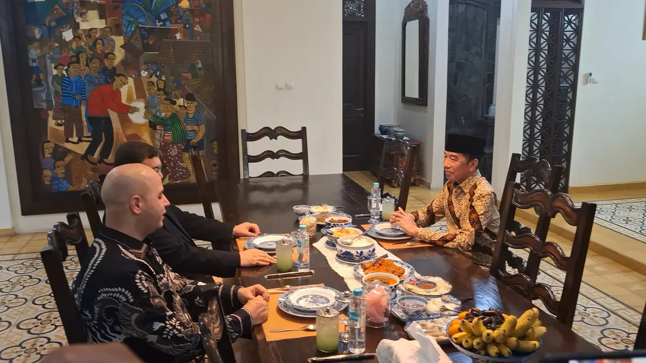 Duta Besar Iran untuk Indonesia, Mohammad Boroujerdi berkunjung ke kediaman Jokowi. (Liputan6.com/Fajar Abrori)