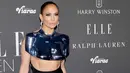 Sebagai salah satu penerima penghargaan malam itu, sang aktris mengenakan atasan crop top berwarna perak ke acara tersebut. (KEVIN WINTER / GETTY IMAGES NORTH AMERICA / Getty Images via AFP)