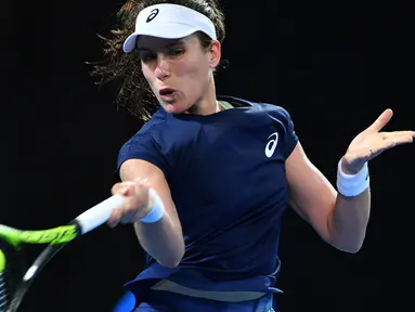 Petenis putri asal Inggris, Johanna Konta mengembalikan bola saat melawan petenis Kroasia Ajla Tomljanovic dalam turnamen tenis Brisbane International di Brisbane (2/1). (AFP Photo/Saeed Khan)